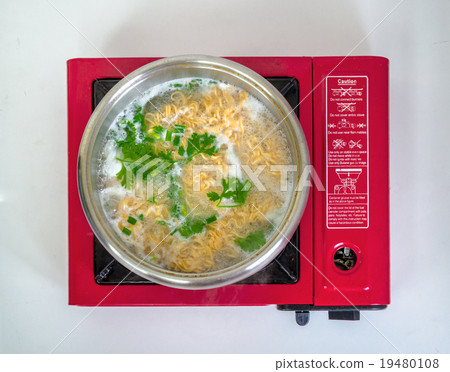.Boil noodles in the boiling pot. 19480108