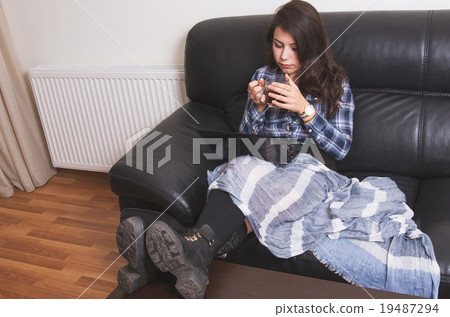 girl with computer 19487294