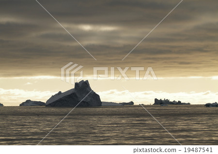 Arctic iceberg Arctic iceberg 19487541