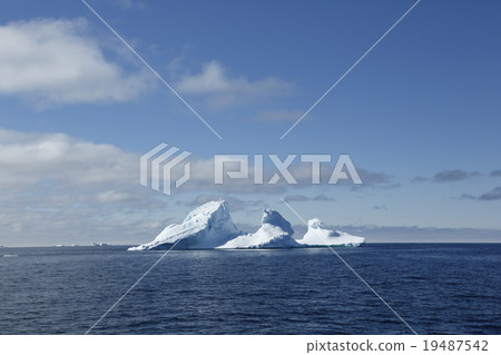 Arctic iceberg 19487542