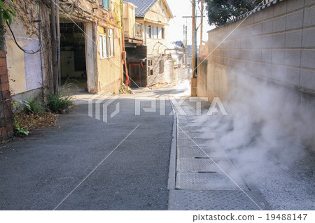 Beppu Ironwheel hot springs alleys steaming from the back channel of the alley ① Steam 19488147