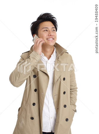 男性在移動電話上發言 男性在移動電話上發言 19488409