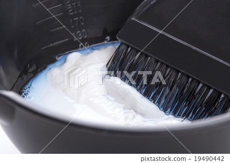 Bowl with peroxide and brush 19490442
