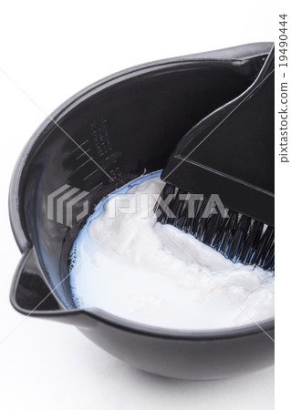 Bowl with peroxide and brush Bowl with peroxide and brush 19490444