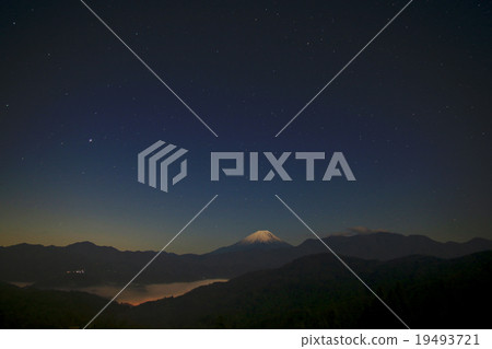 Unkai and Mount Fuji and the Starry Sky 19493721