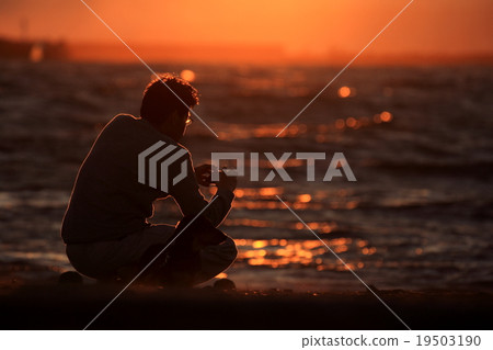坐由海灘的男性剪影 19503190