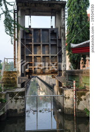 Old dirty floodgate 19504580