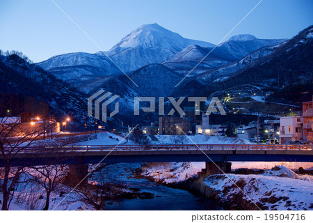 Winter skyline 2 19504716