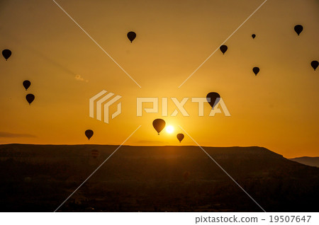 Cappadocian氣球和日出,土耳其 Cappadocian氣球和日出,土耳其 19507647