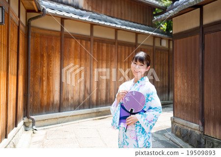 A young woman in a yukata roaming sightseeing in Kyoto A young woman in a yukata roaming sightseeing in Kyoto 19509893