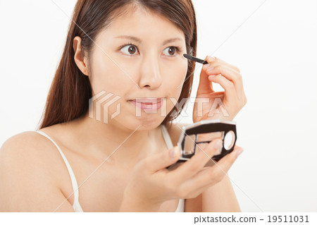 Middle women who make eye makeup Middle women who make eye makeup 19511031