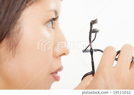 Arasa women who make eye makeup 19511032