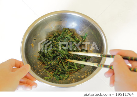 Sesame with spinach 19511764