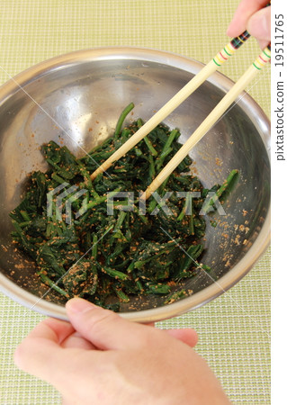 Sesame with spinach 19511765