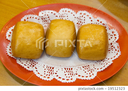 Steamed mantou bun in red dish 19512323