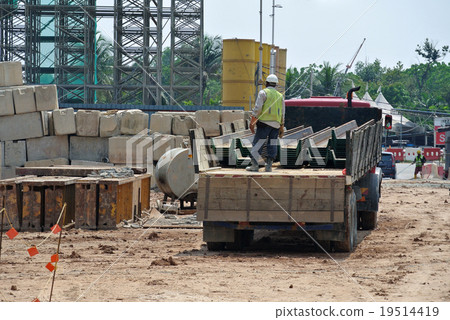 Unloading the sheet pile cofferdam of the lorry Unloading the sheet pile cofferdam of the lorry 19514419