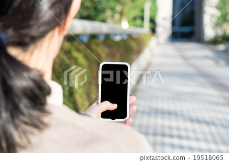 婦女的手觸摸智能手機 19518065
