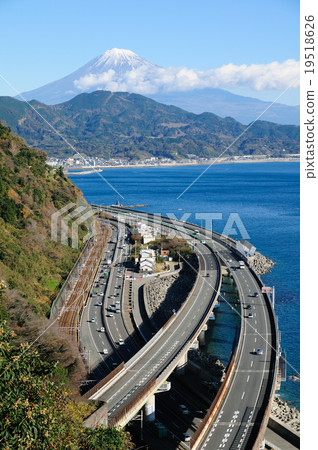 從俯瞰駿河灣的Satsuka通行證觀看富士山 19518626
