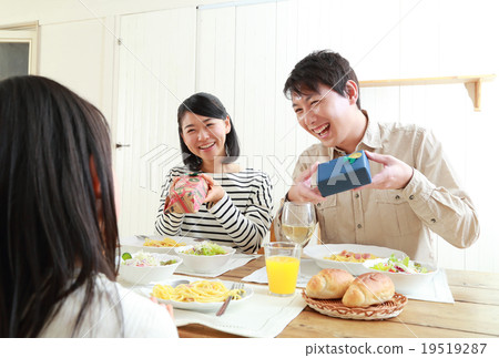 給父母的孩子們送禮物 19519287