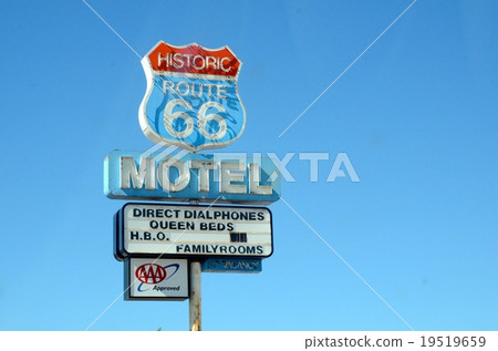 沿66號公路（汽車旅館招牌）的風景 19519659