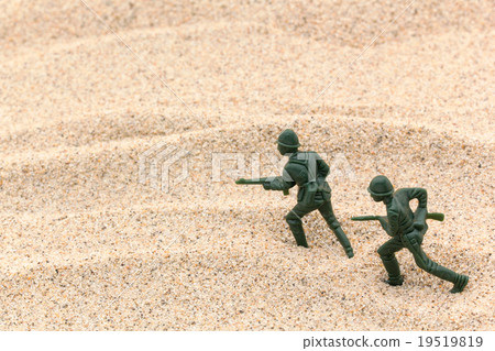 穿越沙漠的士兵:在沙漠中奔跑的士兵 穿越沙漠的士兵:在沙漠中奔跑的士兵 19519819