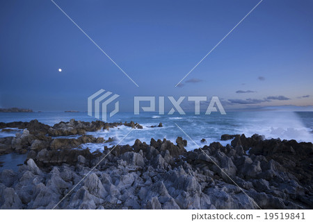 岩崎馬城，岩崎的黃昏，波浪在月光和月亮照耀下的巨大岩石上飛濺起來 19519841