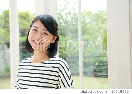 在她30歲的女性令人耳目一新 19519922