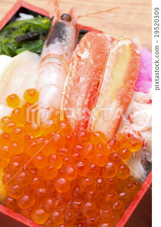 Bowl of rice topped with sashimi  19520309