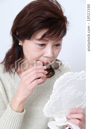 Women in their 60s make-up Women in their 60s make-up 19521398