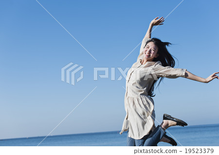 Female solitary travel 19523379