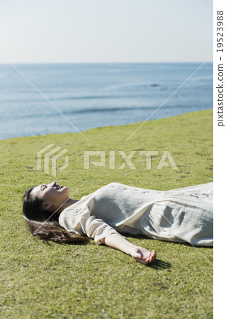 Female solitary travel 19523988