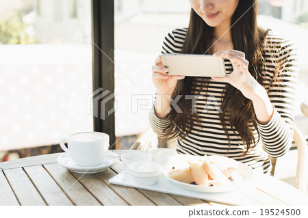 Female solitary travel 19524500