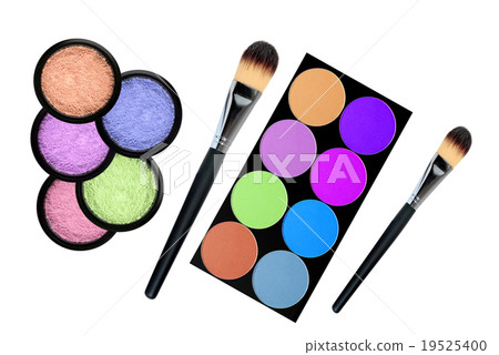 set of 5 eyeshadows and brushes isolated on white set of 5 eyeshadows and brushes isolated on white 19525400