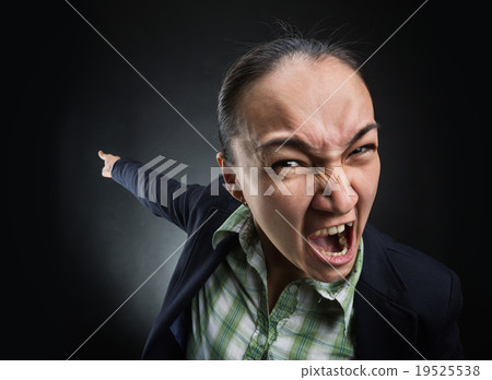 Angry businesswoman 19525538
