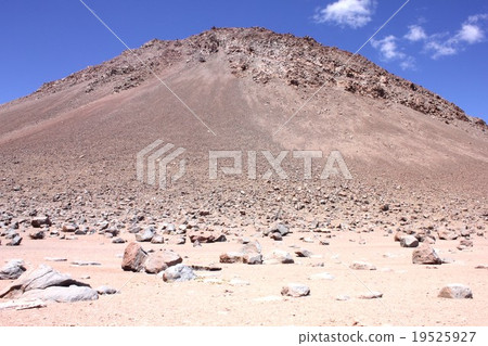 南美智利北部阿塔卡馬山的安第斯山脈在高地的沙漠中崛起 南美智利北部阿塔卡馬山的安第斯山脈在高地的沙漠中崛起 19525927