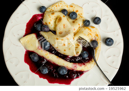 Pancake with blueberry sauce 19525962