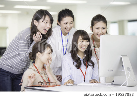Women working in the office Women working in the office 19527888
