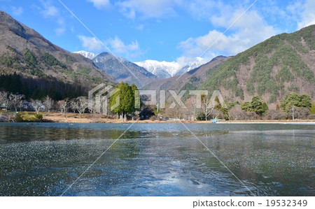 Komagai Pond和Mt. Komagatake Komagai Pond和Mt. Komagatake 19532349