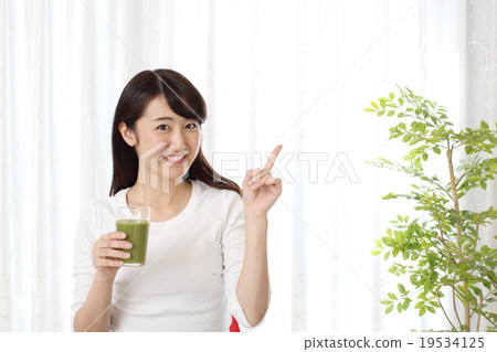 A young woman introducing a blue juice A young woman introducing a blue juice 19534125