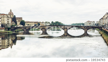 Beautiful Ponte Santa Trinita is mirrored in the river Arno, Flo Beautiful Ponte Santa Trinita is mirrored in the river Arno, Flo 19534743