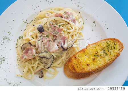 Spaghetti carbonara. 19535459