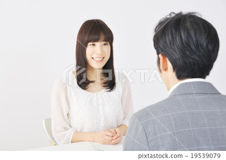 一位女士接受采訪 19539079