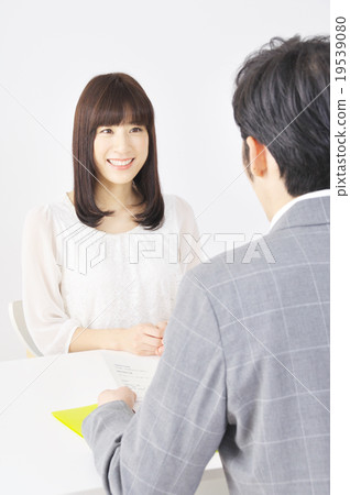 一位女士接受采訪 19539080