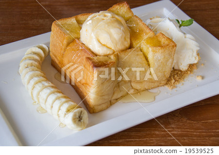 Ice cream on honey toast and banana Ice cream on honey toast and banana 19539525
