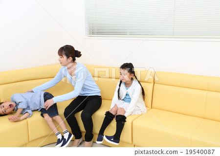 Children who go to the hospital · dental clinic waiting room 19540087