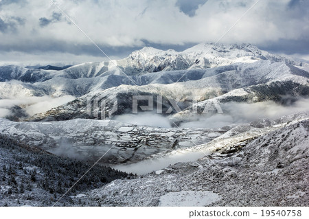 mountain ridge snow landscape mountain ridge snow landscape 19540758