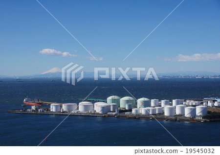 在陽光明媚的冬日從千葉港塔（千葉市）俯瞰千葉港的富士山 19545032