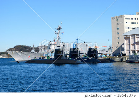 US Navy Array Bark class missile destroyer Mustin and a submarine 19545379