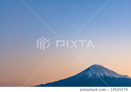 [Shizuoka Prefecture] Mt. Fuji at dawn 19545574