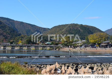 在嵐山秋天的渡月橋 在嵐山秋天的渡月橋 19546226